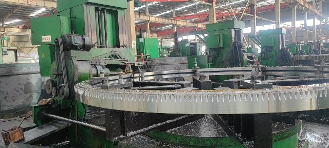 Factory Customized Nonstandard Heavy Excavator 50Mn and 42Crmo slewing ring bearing