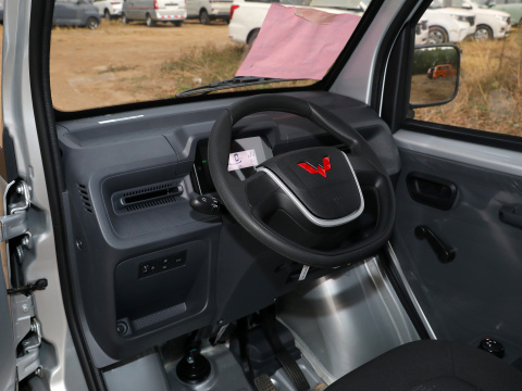 Green and Pink Wuling E10 EV Express Special Electric Car for Delivery of Energy Cars