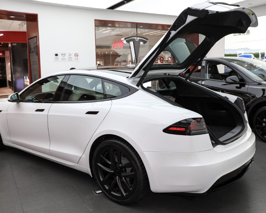 Fantastic Tesla New Model S Double Motors 493KW All-Wheel-Drive Version 715KM Range