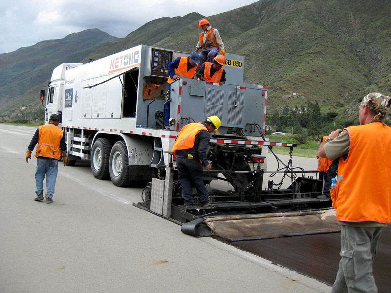 SINOTRUCK Road Building Machine With 10M3 Aggregate Bin 4M3 Emulsion Bitumen Tank