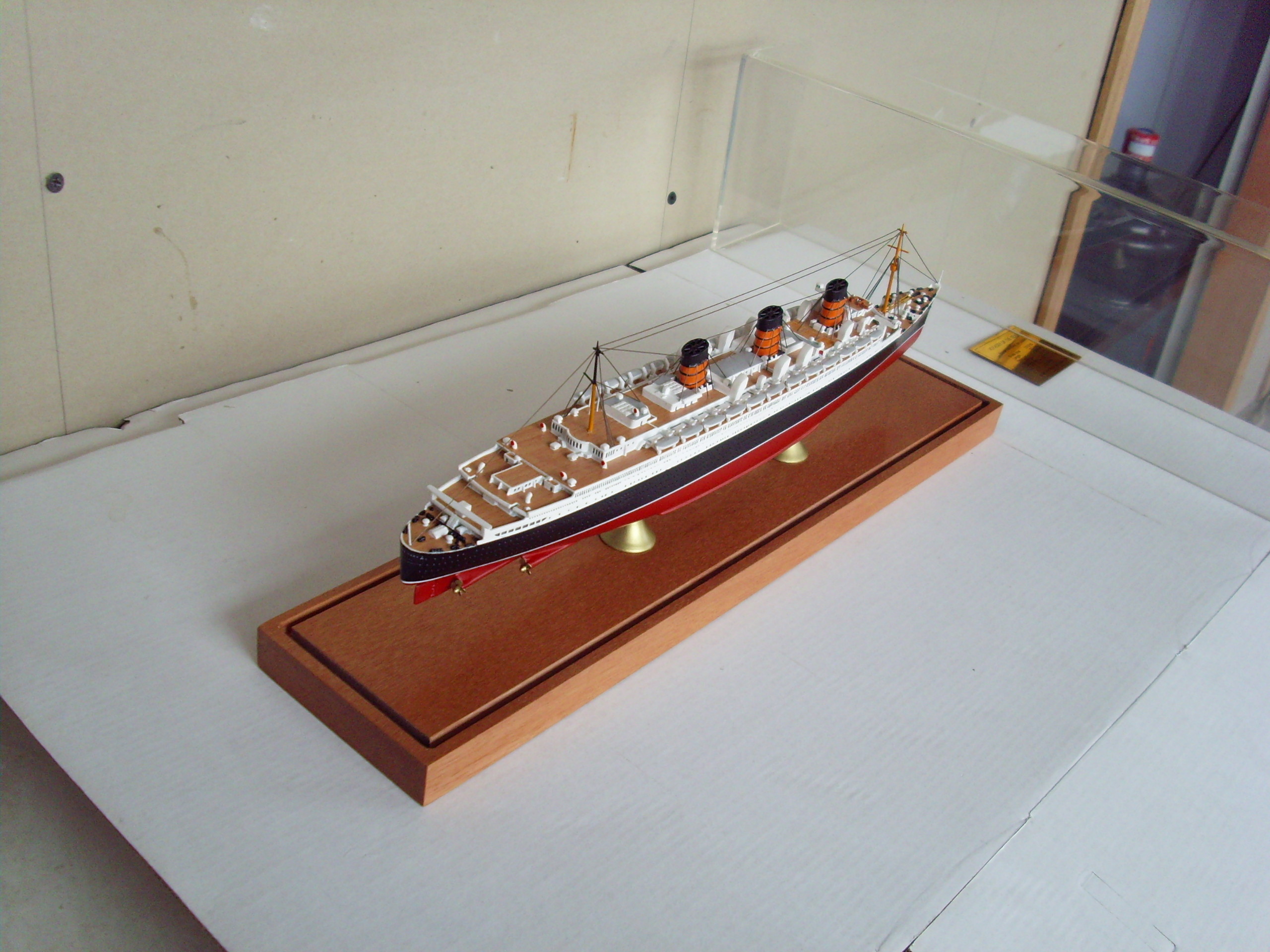Scale 1:900 High End Queen Mary Model , Handcrafted Model Ships For Anniversary Collection