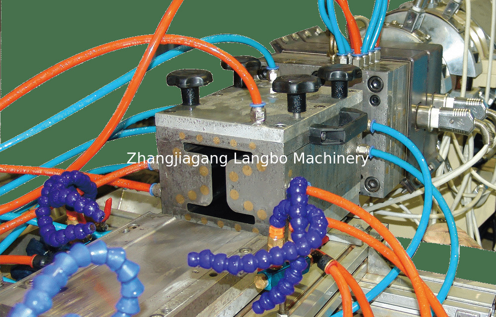 Embossed WPC Outdoor Profile Extrusion Line 400KG/H 75KW