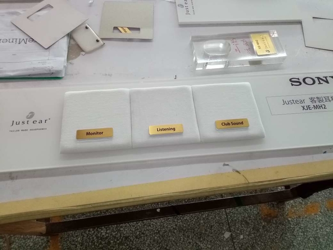 Stainless Steel / Acrylic Visual Merchandising Displays Golden for Retail Store