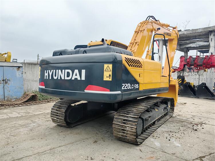 The ORIGINAL Used Hyundai Crawler Excavator R220 with 1.05m3 Bucket Capacity in Shanghai