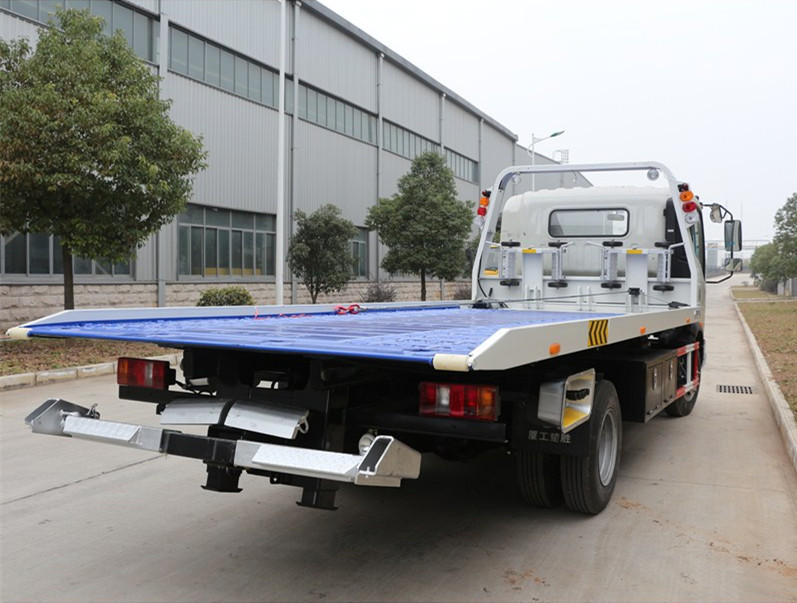 Sinotruck Light Duty Tow Truck Wrecker Road Recovery Vehicle Euro 2