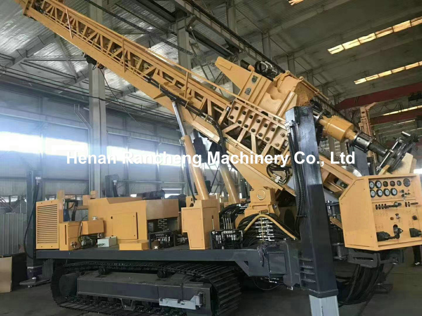 Stable 1000m Depth Water Well Drilling Machine 194KW Engine 140mm - 500mm Dia
