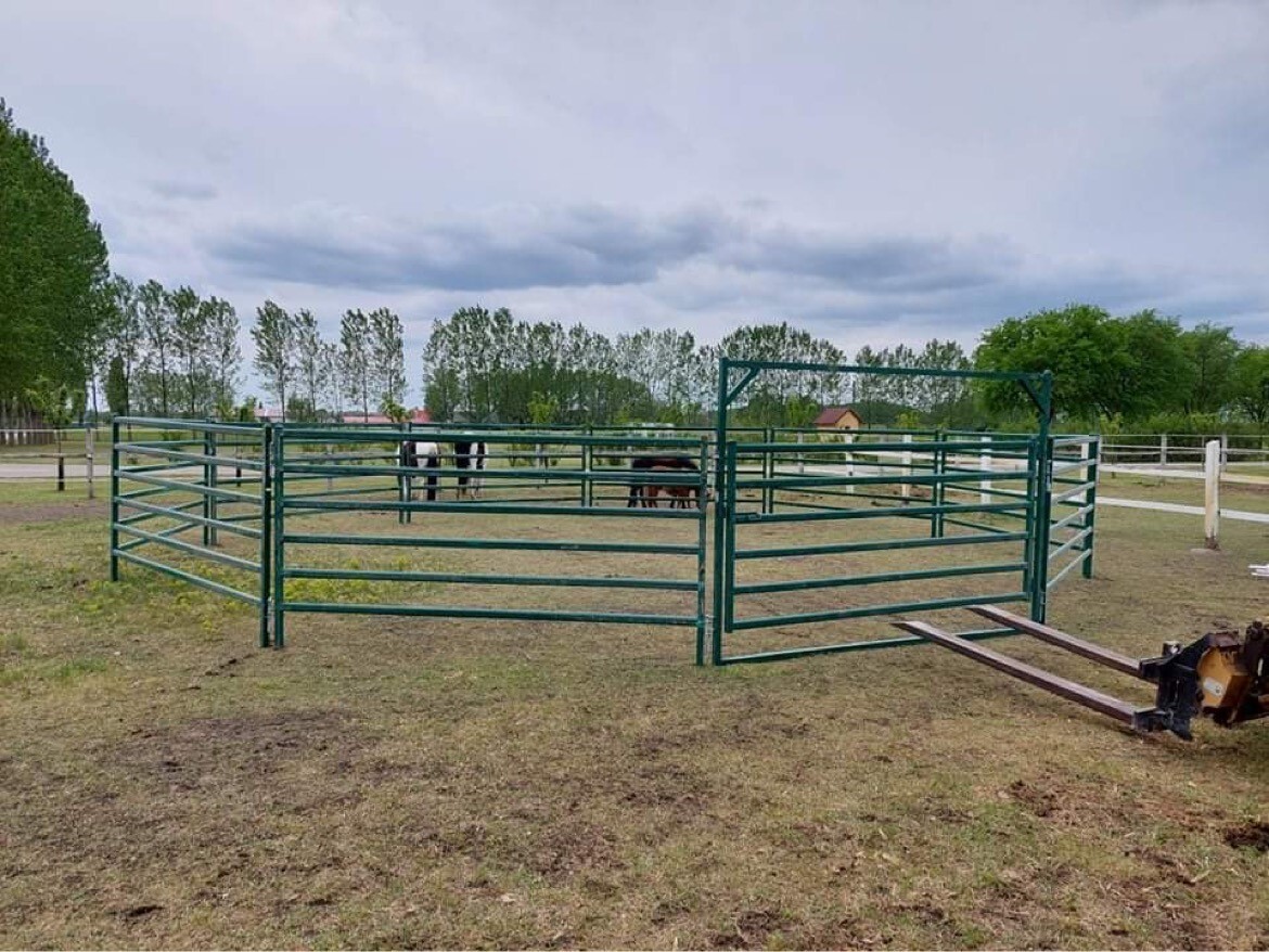 Galvanized Steel Metal Farm Gate Powder Coated Livestock Horse Corral Fencing