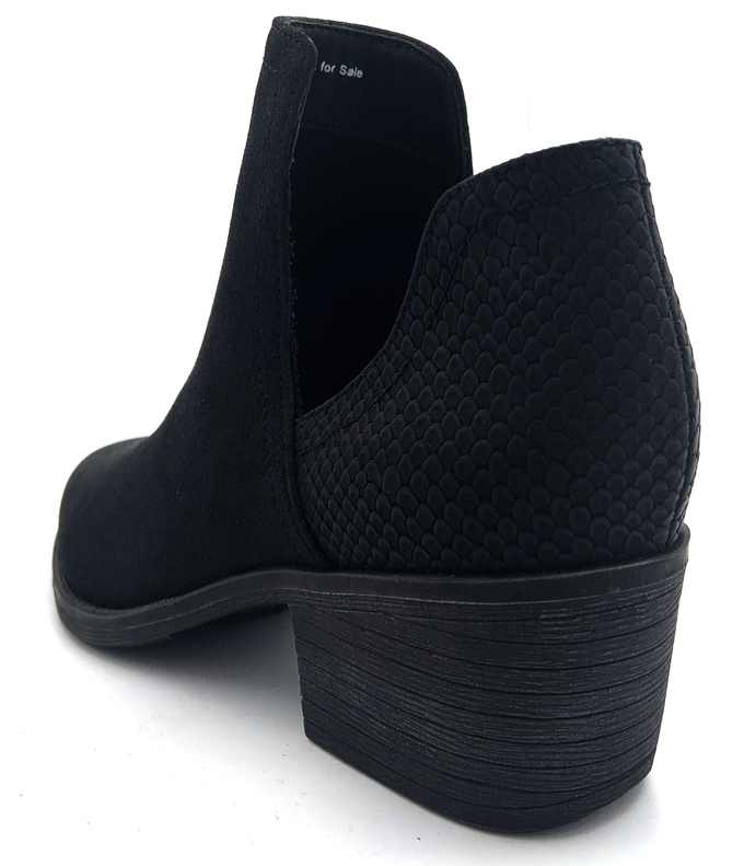Rubber Outsole Women Shoe Boots In Nude With Pull On Closure