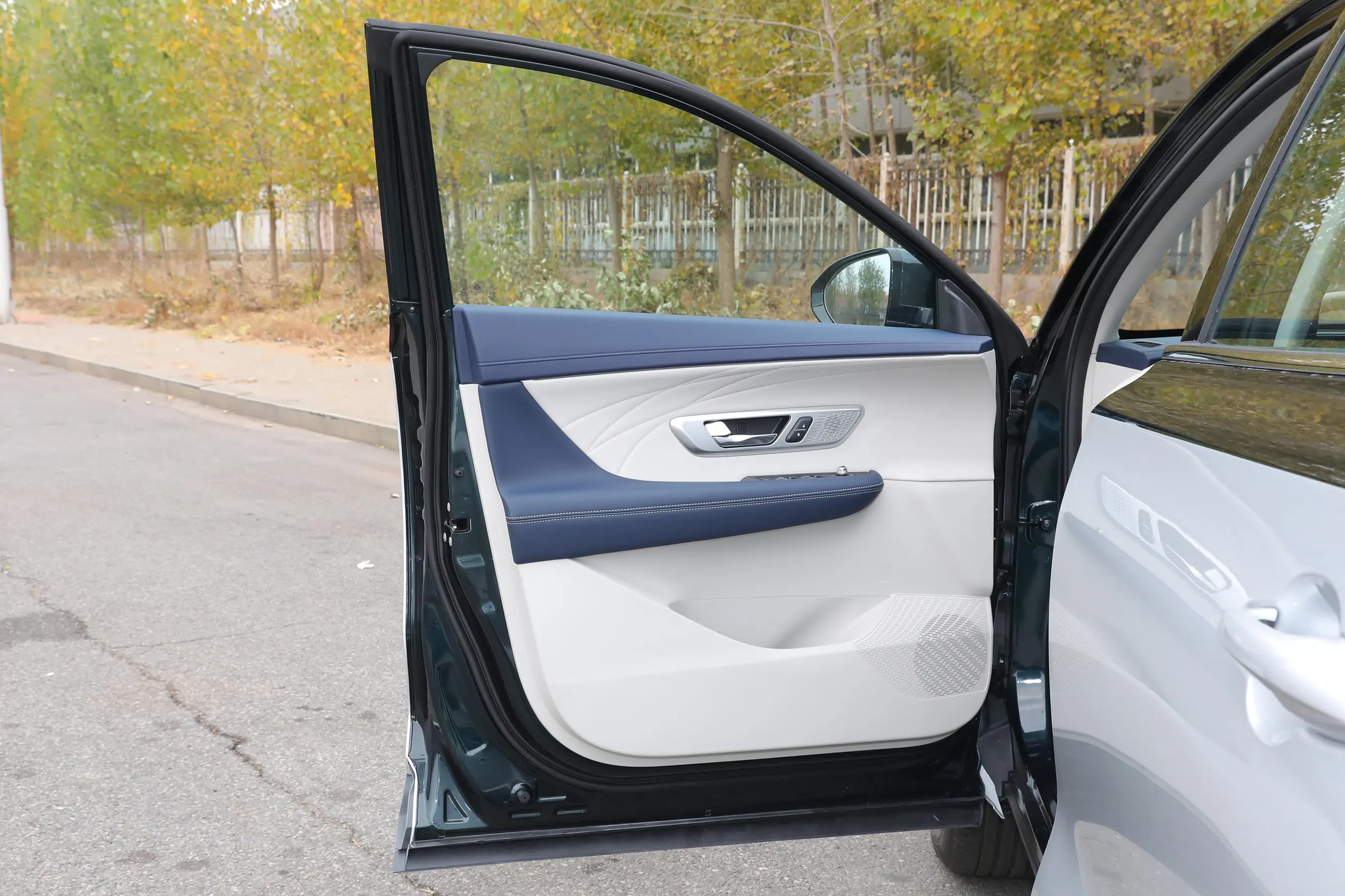 Experience the Ultimate Comfort and Performance with DONGFENG AEOLUS HUGE 1.5L Hybrid Passenger Car