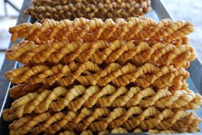 Automatic pouring oil twist making machine,fried dough twist making machine,Chinese doughnut making machine