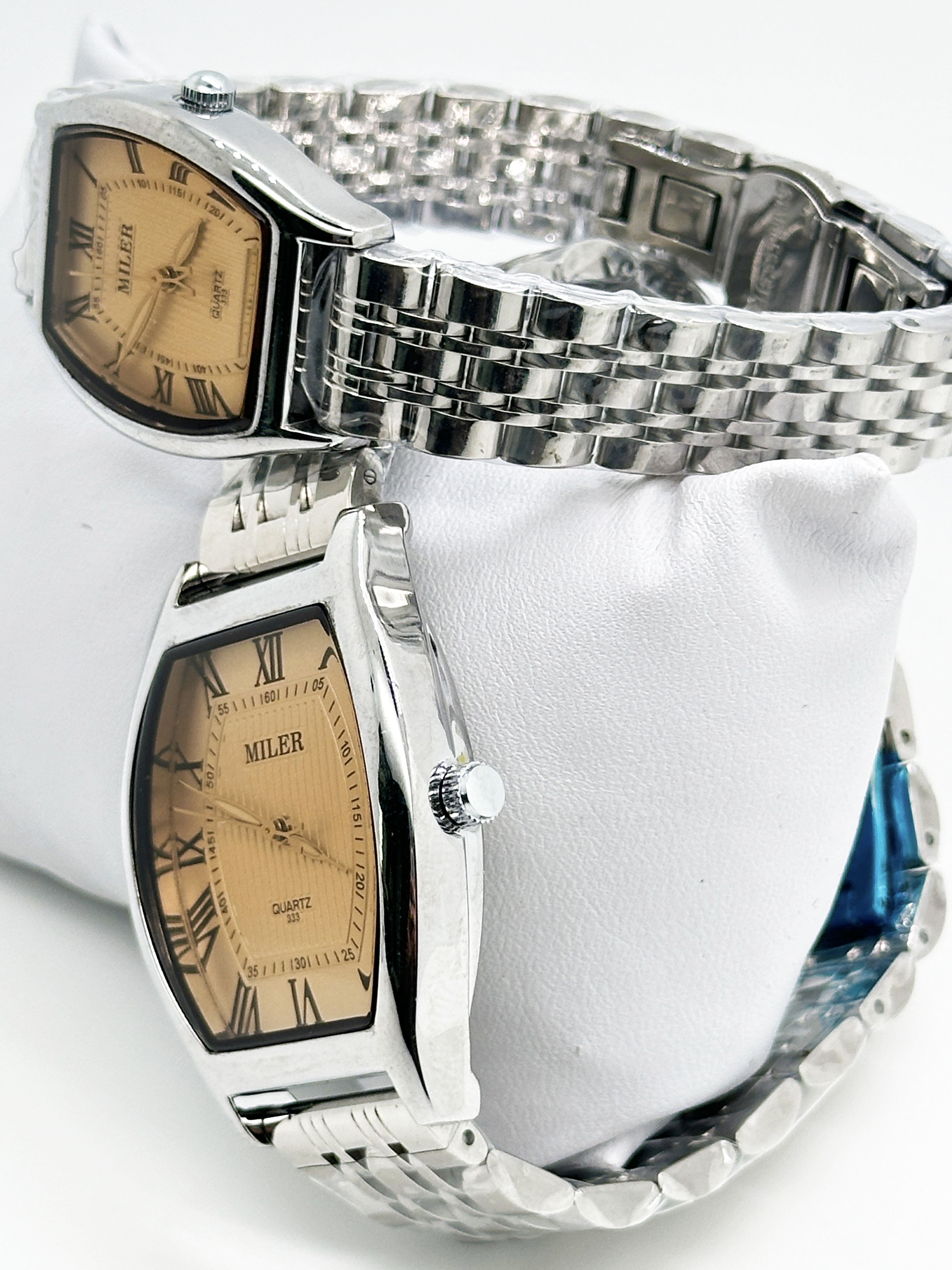 Elegant Analog Quartz Stylish Couple Watch With Stainless Steel Case And Buckle Strap