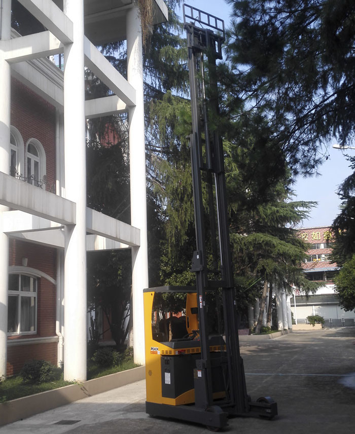 2000kg Electric Powered Forklift High Lifting Hydraulic Brake With LCD Display
