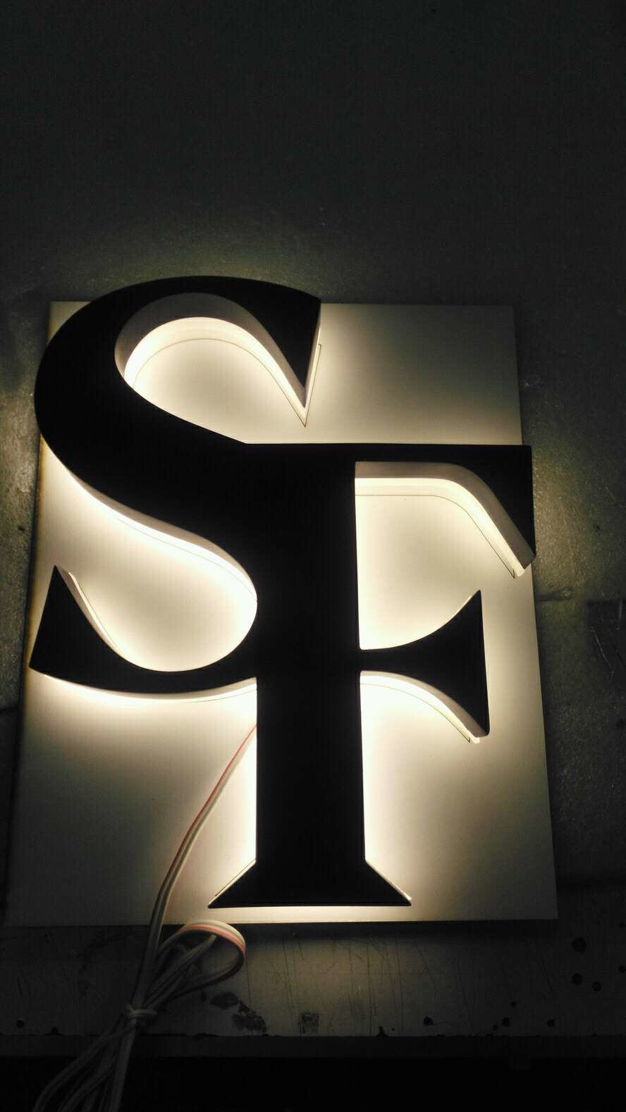 7000K Backlit Halo Lit Stainless Steel Channel Letter Signs Acrylic LED Electroplated Edge Lit