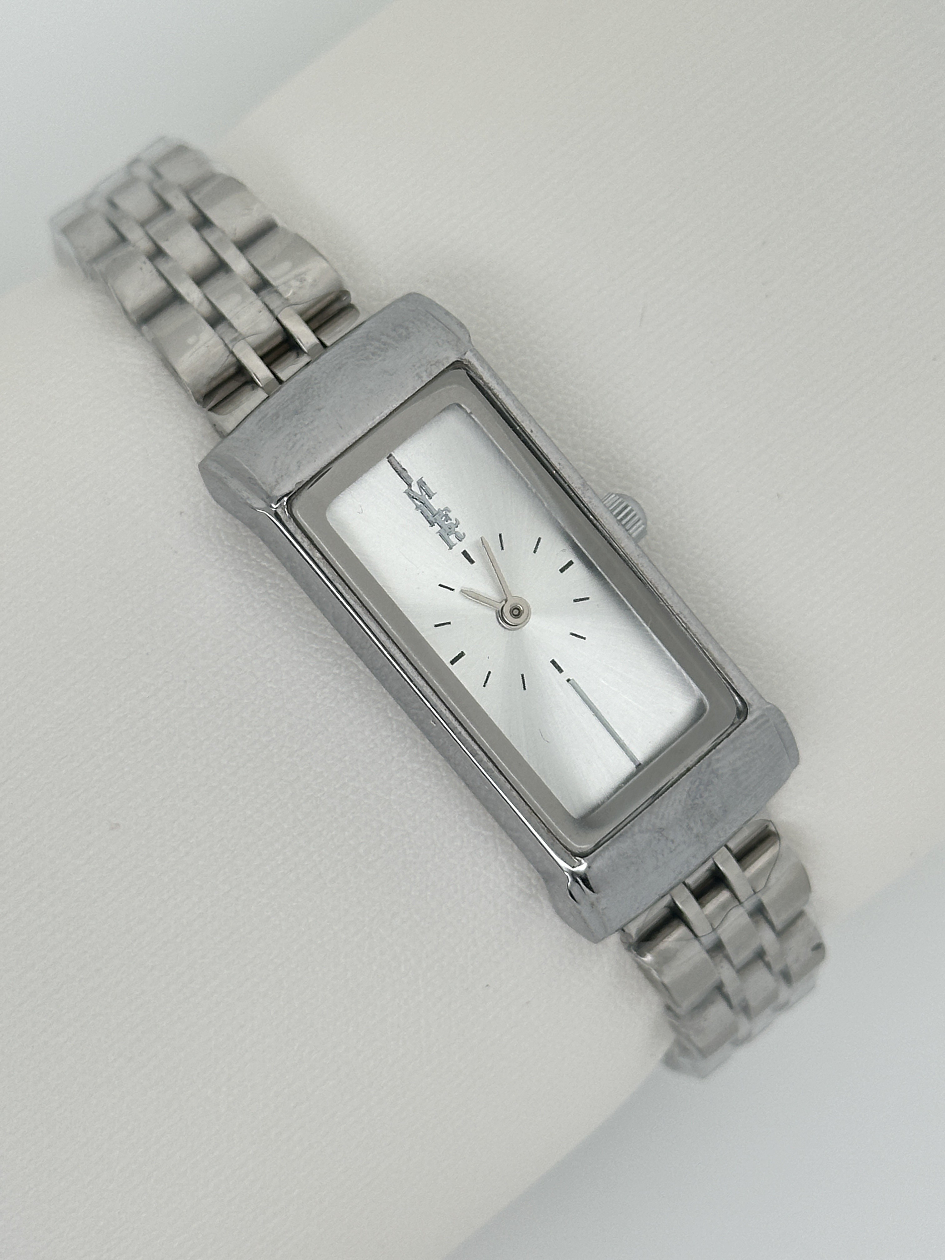 Silver Dial Analog Wrist Watch Stainless Steel With Date Display And Luminous Hands