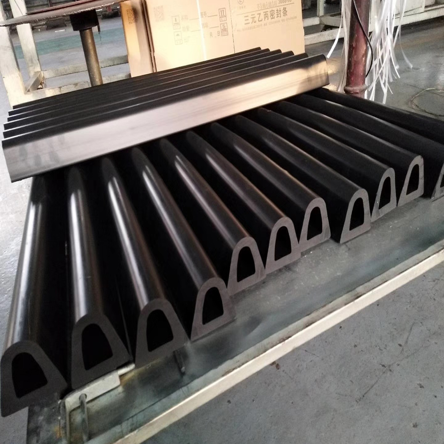 ISO/TS 16949 Certified Boat Ship D Type Marine Rubber Fender for Wharf and Dock Bumper Seal Strip