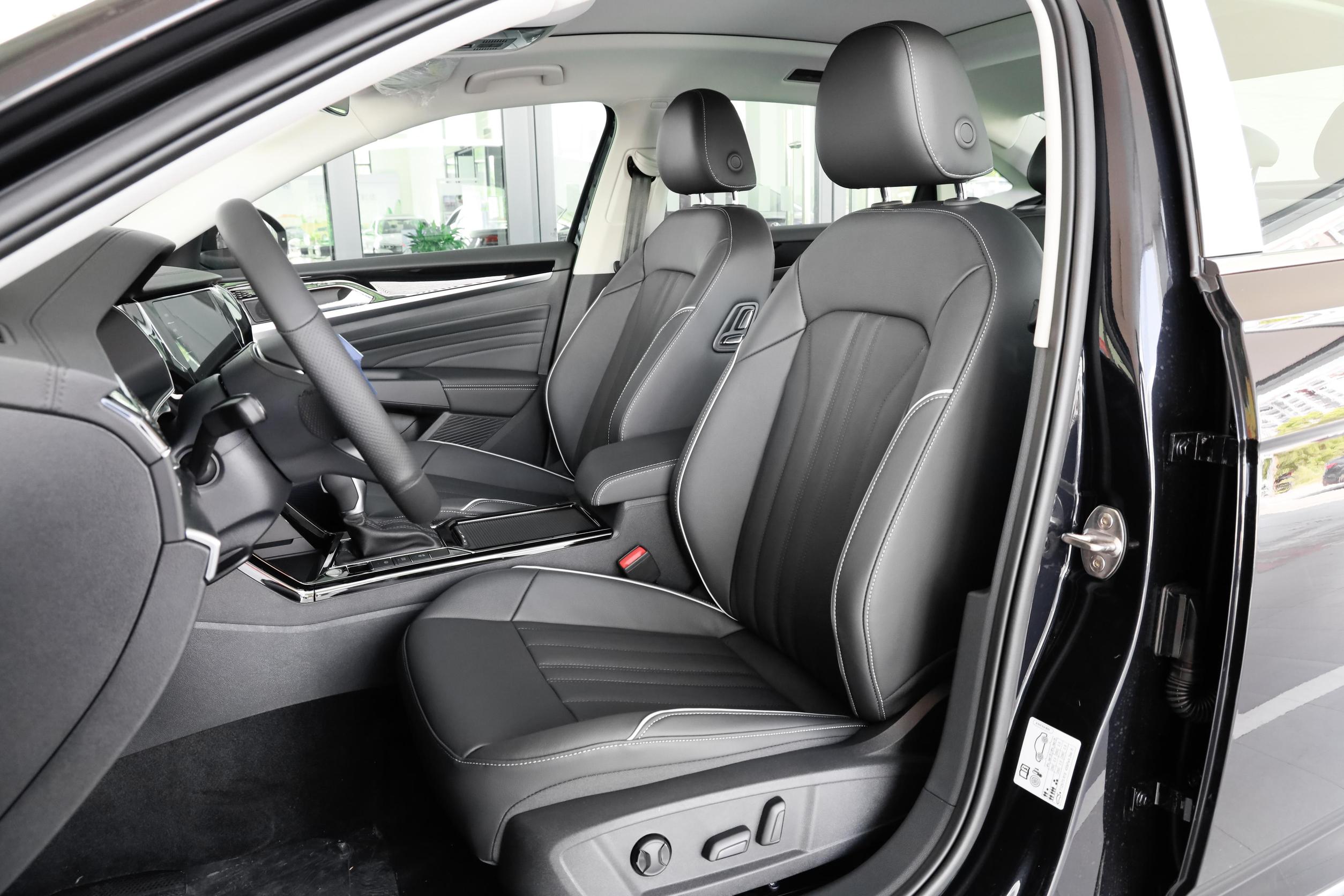 VW Pa-ssat 330TSI LED IQ. Light 2.0T Turbo 2023 Euro VI Sedan with Integral Body Cabin Structure and Electric Leather ACC