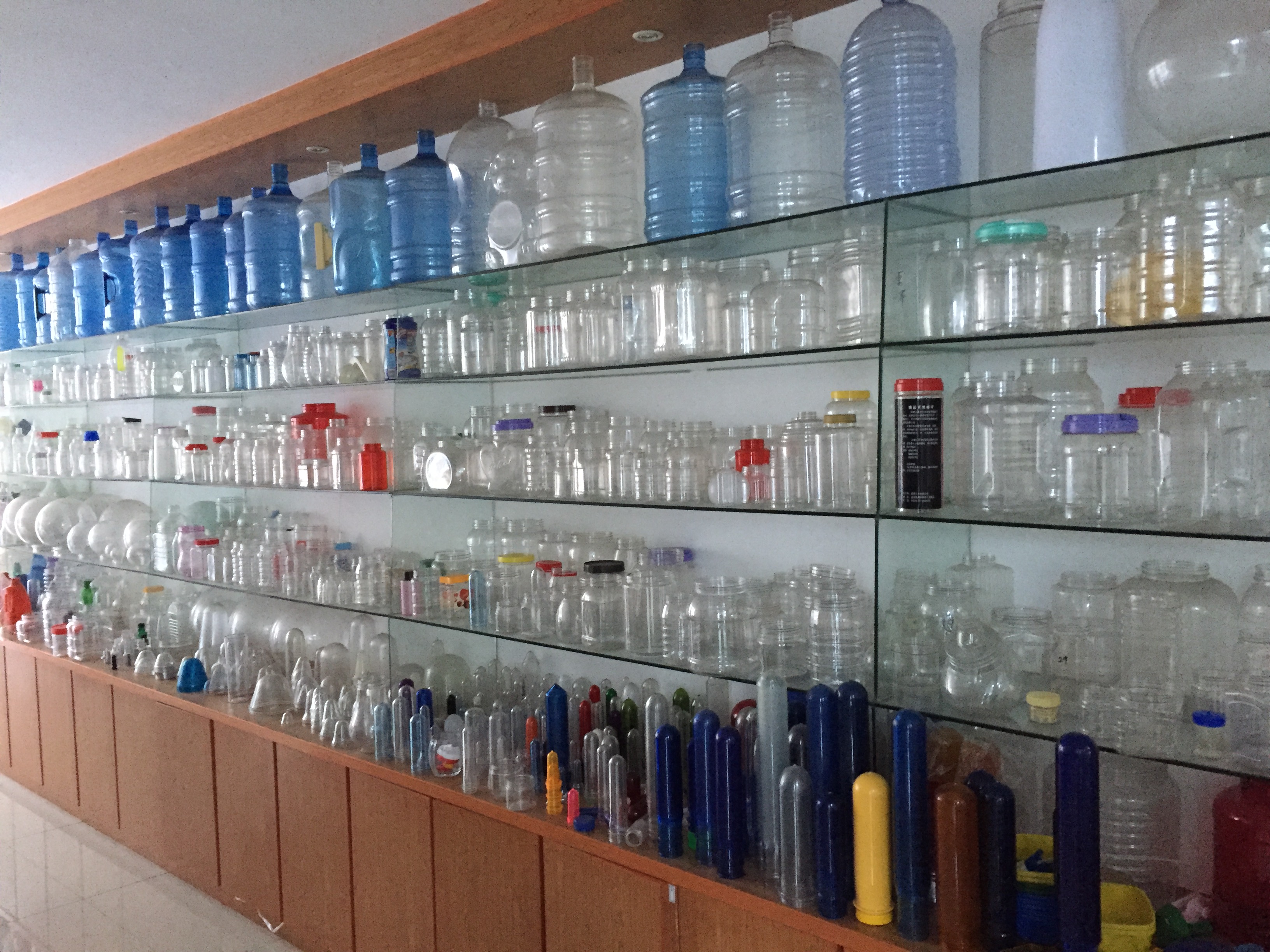 Easy to Operate Plastic Water Bottle Making Machine for Food Beverage in LGD-2-15 Model