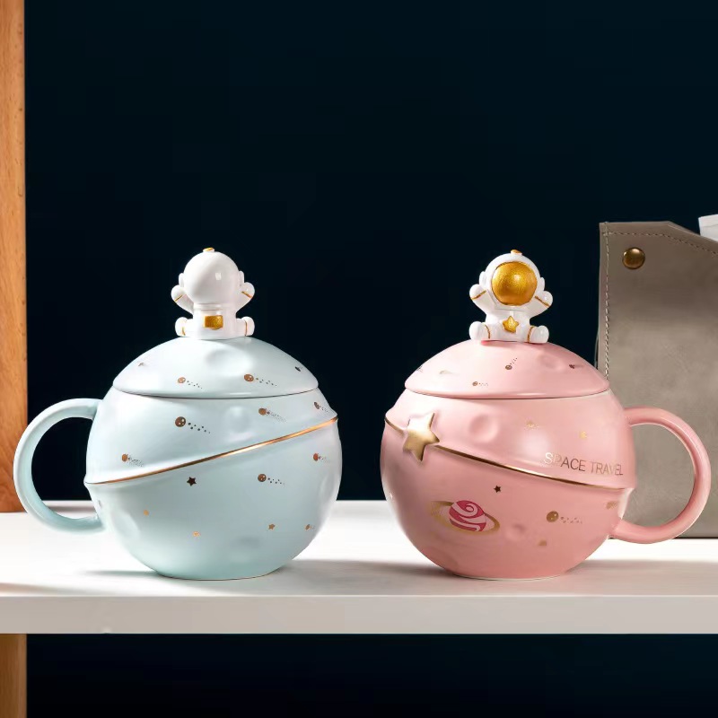Hot Selling Wholesale 400ml Creative 3D Space ball shape Porcelain ceramic astronaut coffee cup mug with lid and spoon