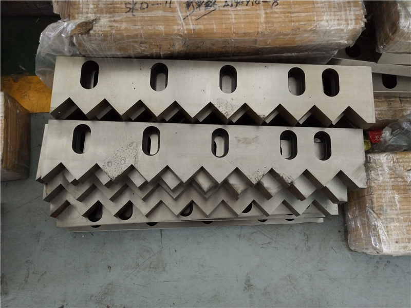 Single Shaft Waste Plastic Lumps Shredder Machine 200kg/H Granulator