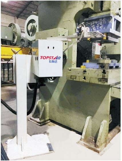 High Efficiency Take Out Robot , 4 Axis Robot Arm 700mm Max Work Radius
