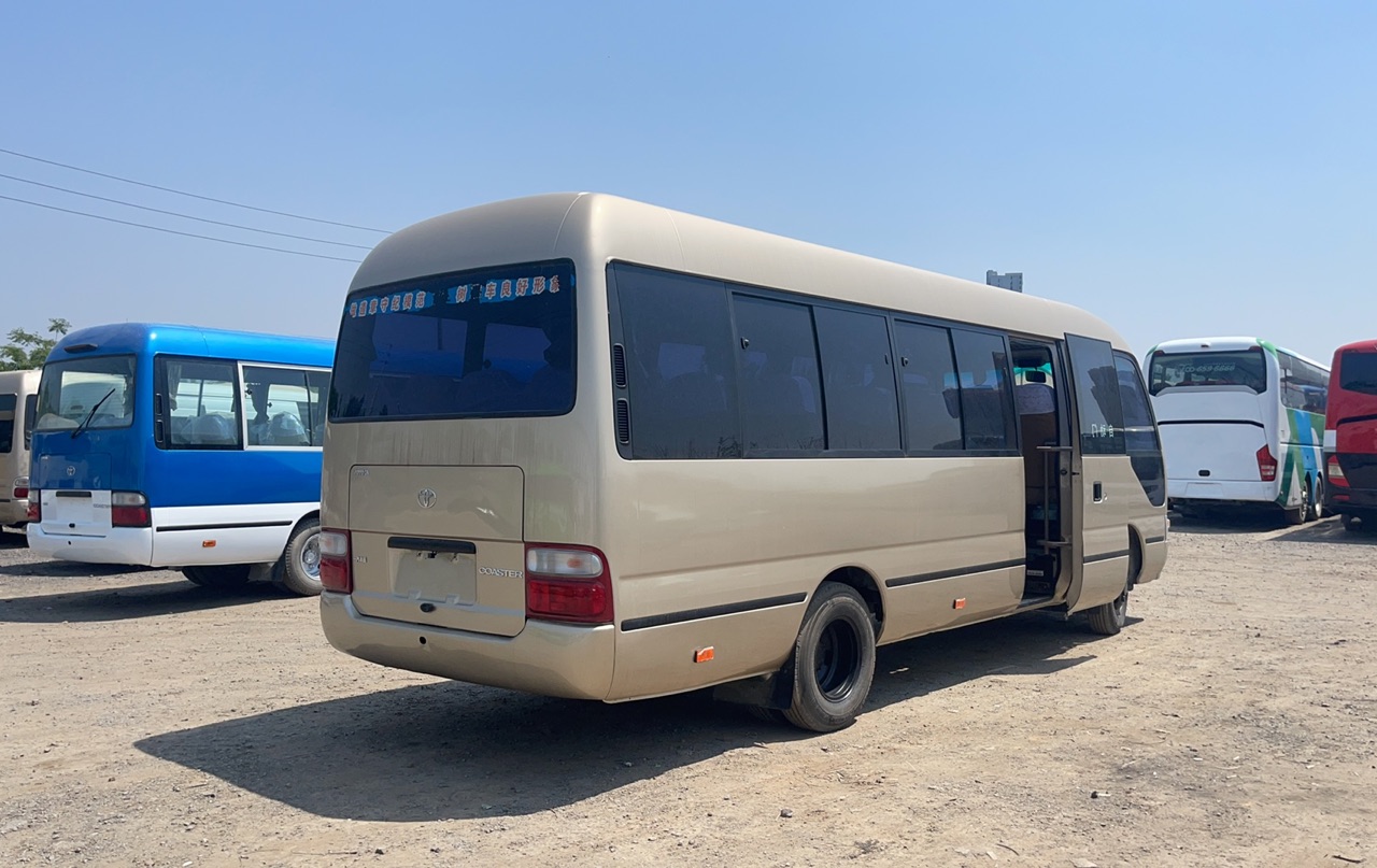 30 Seat Luxury Coach Toyo Ta Coaster Bus with Max Power of 113/5200kw and EURO 3 Emission