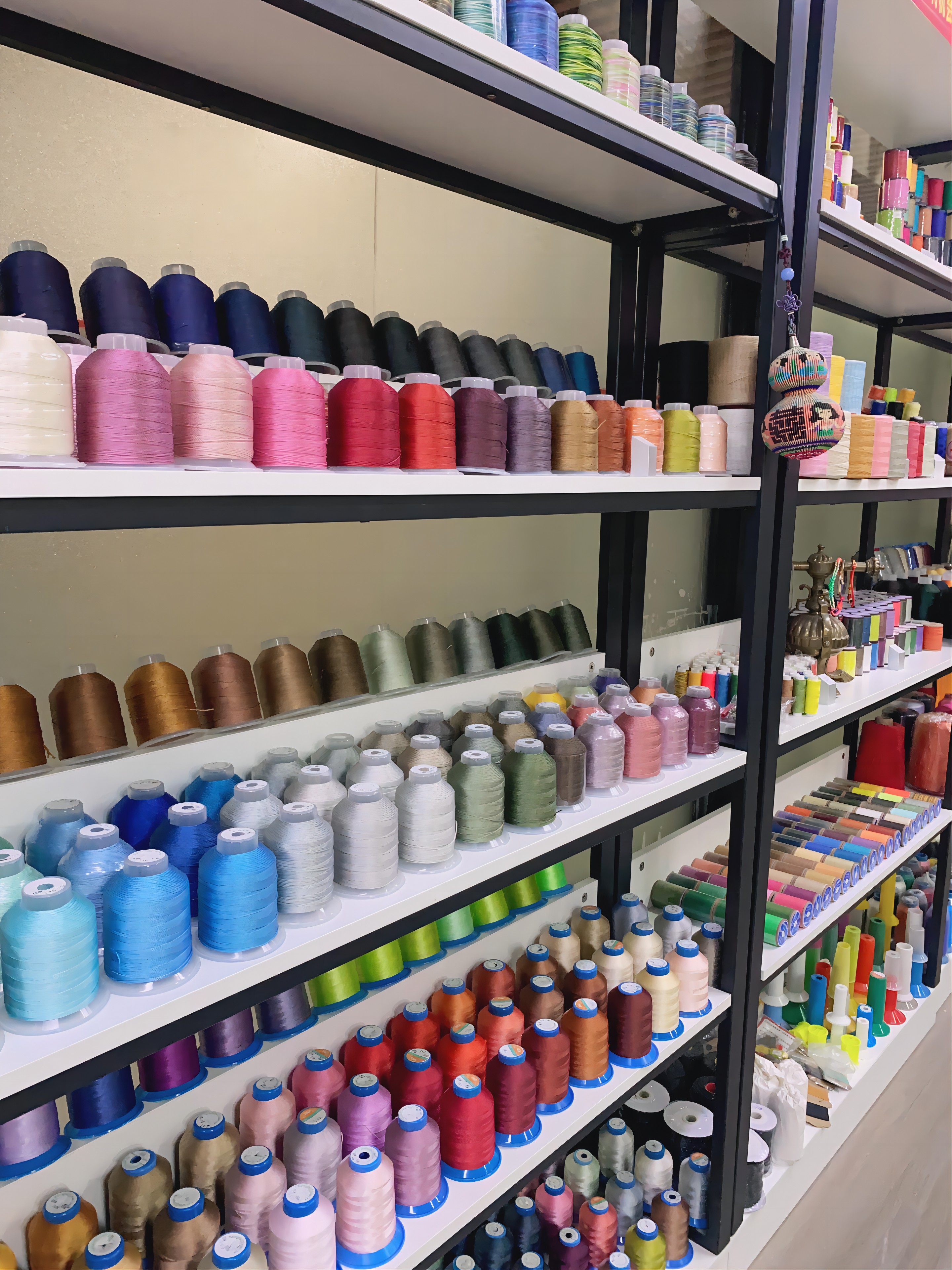 4000Y Embroidery Machine Threads 100% Polyester 120d/2 for in Low Shrinkage Embroidery