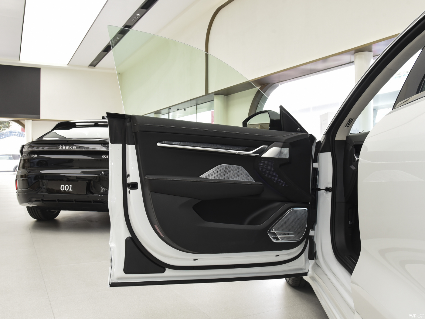 White Black Color EV Sedans High Speed Electric Car 550Km 610Km