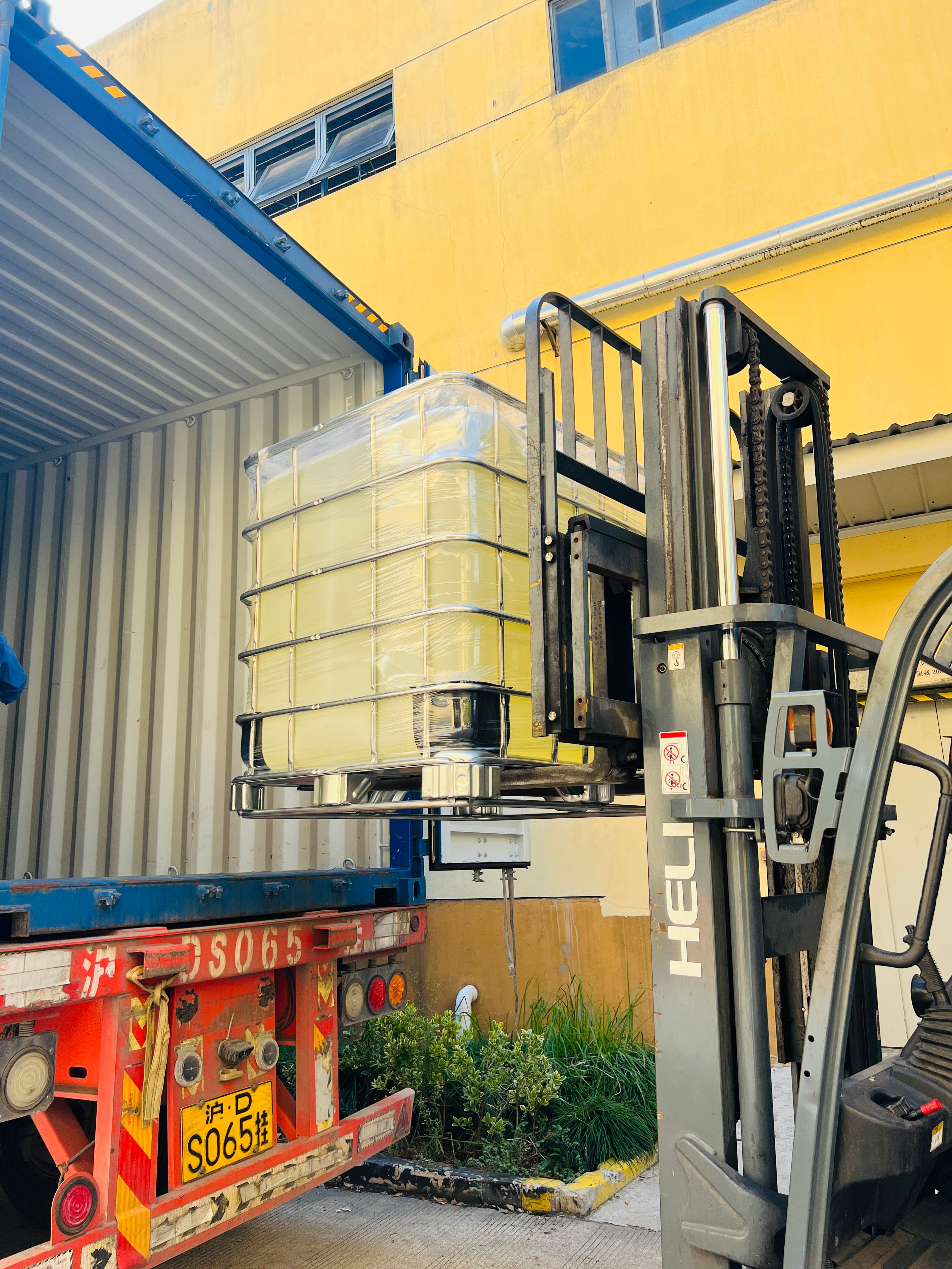 ISO179 Impact Strength 10-18kJ/ M2 Electrical Epoxy Resin 0.02 Loss Factor