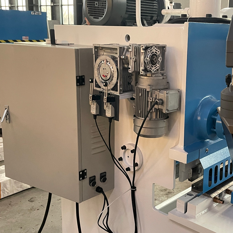 4mm Sheet Metal Hydraulic Guillotine Shearing Machine Electric Blade Clearance Adjustment 2400*1700*1700mm
