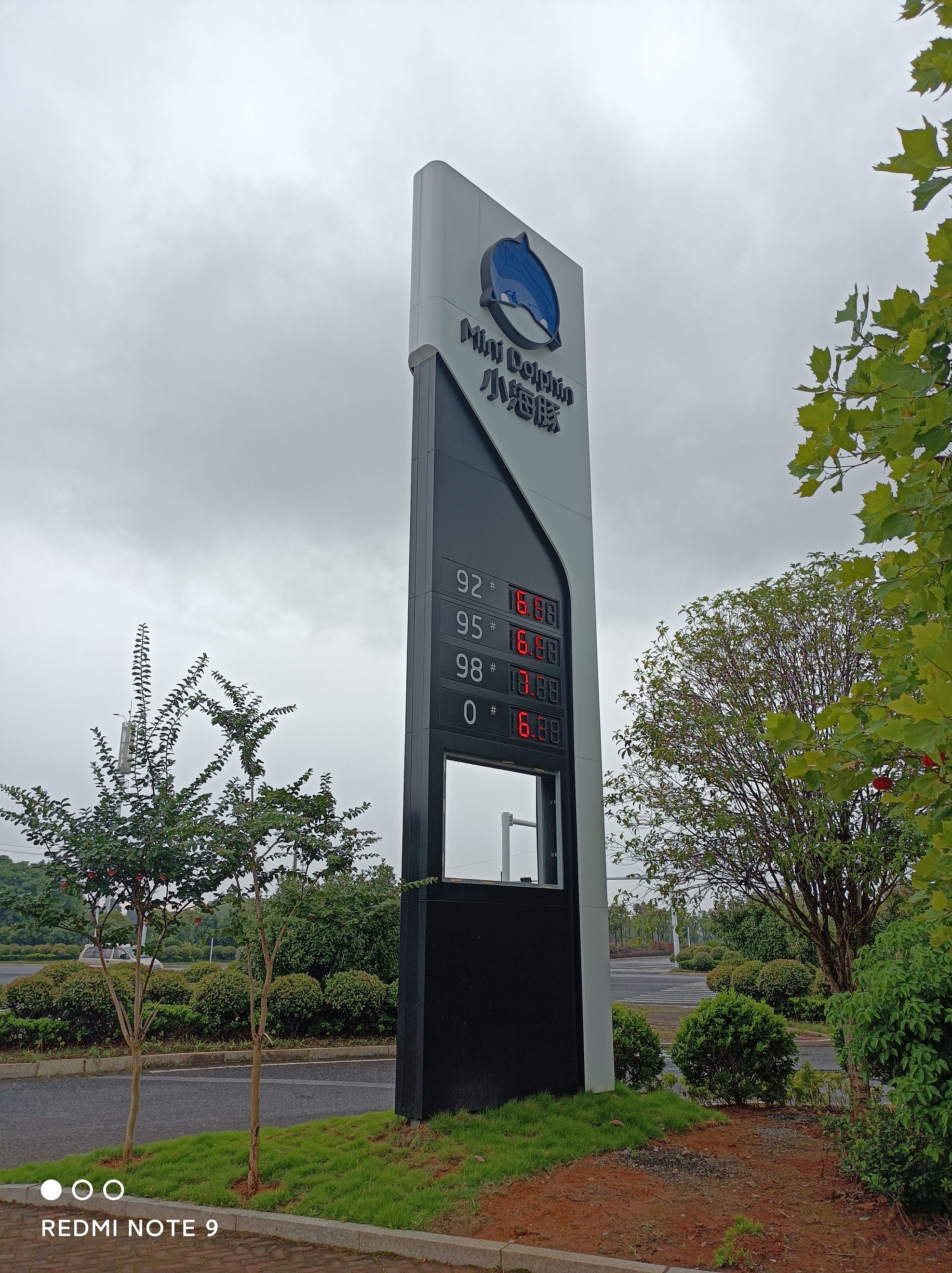 Outdoor Modern Pylon Signs Free standing Stainless Steel for 4S Store Parking Lot