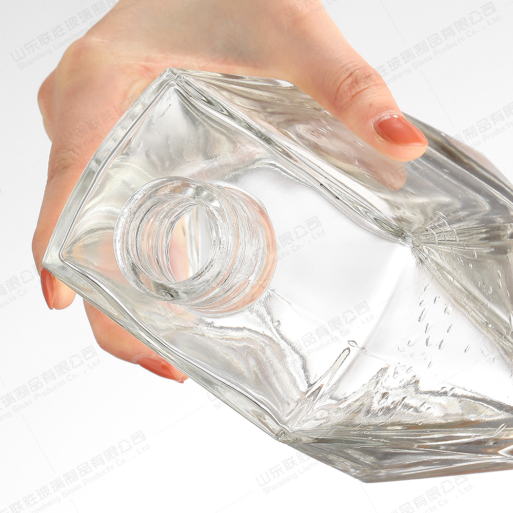 Customied Bottle Color Unique Shape 500ml Glass Vodka Decanter for Acceptable Customer's Logo