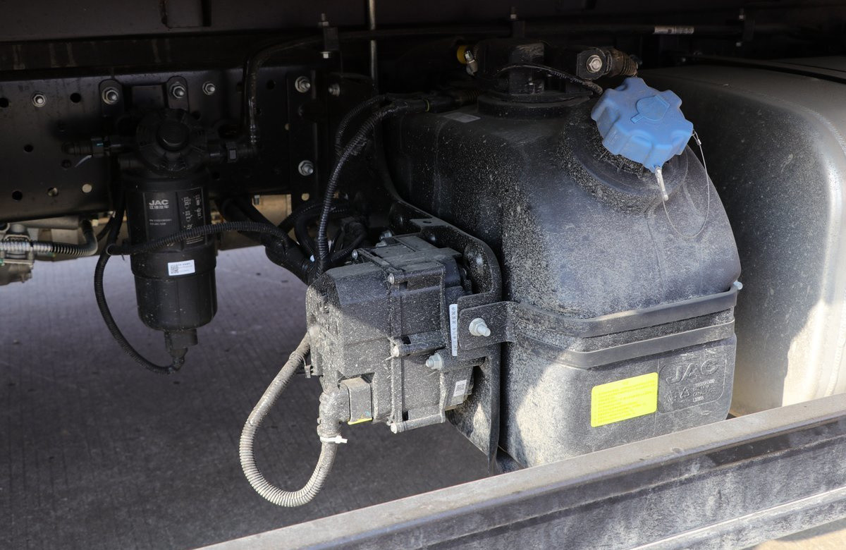 Light Truck Used Loading 8 Tons JAC V6 Manual Single Axle 300L Capacity Oil Tanker