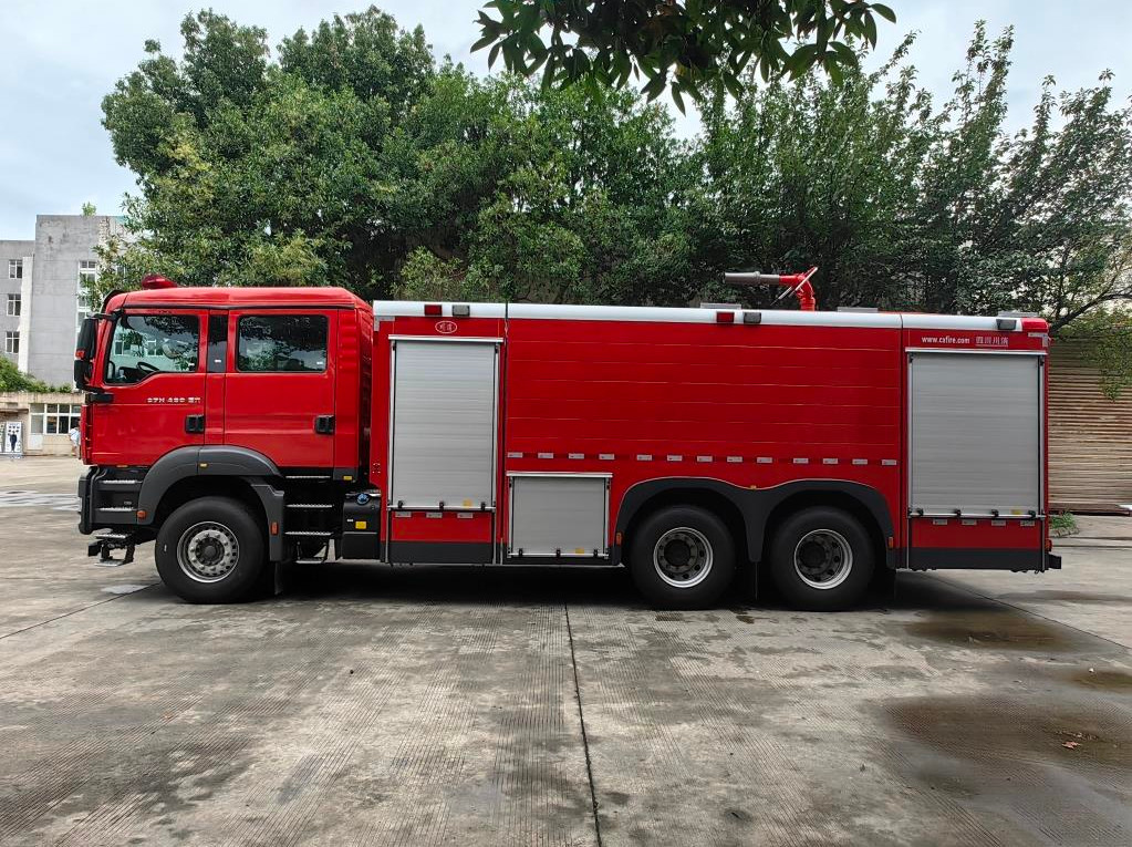 10m SINOTRUK Foam Fire Truck Fire Rescue Trucks Three Axle 10×2