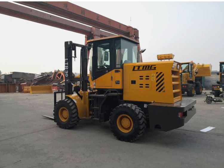 6000 Lb / 8000 Lb Rough Terrain Forklift 4 Wheel Drive With Bucket And Fork