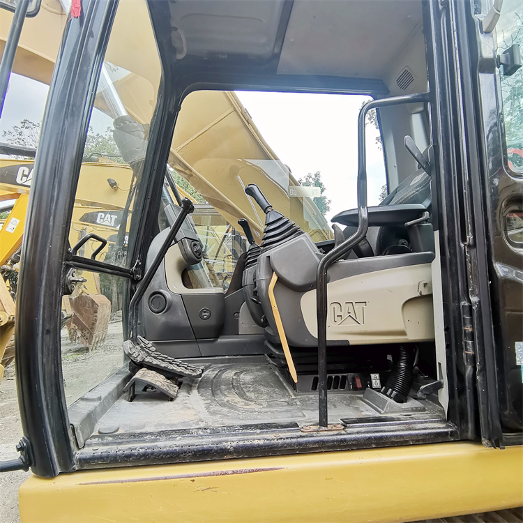 20 Ton Cat 320D2 Excavator with Original Hydraulic Cylinder and 2668 Working Hours