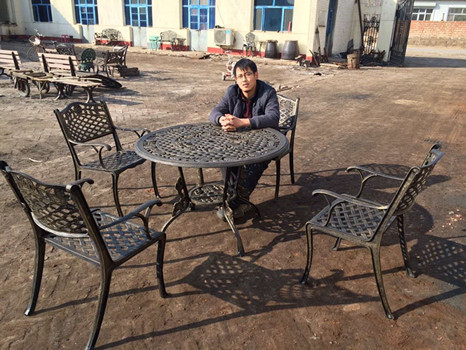 Green Outdoor View Cast Iron Garden Furniture Set Weather Resistant For Restaurant