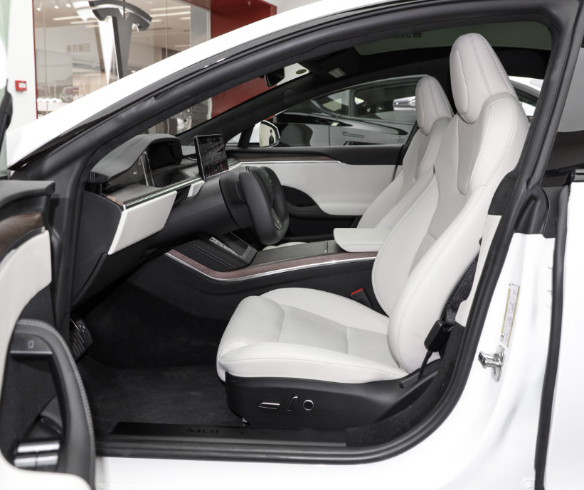 Fantastic Tesla New Model S Double Motors 493KW All-Wheel-Drive Version 715KM Range