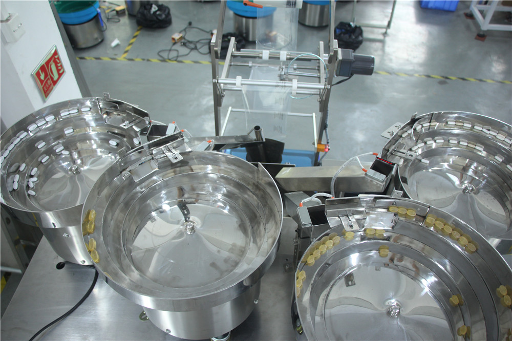 Four Vibrator Bowl Packaging Machine Fastener Bolt Lock Washer Nuts Counting Packing System with Vibrating Feeder