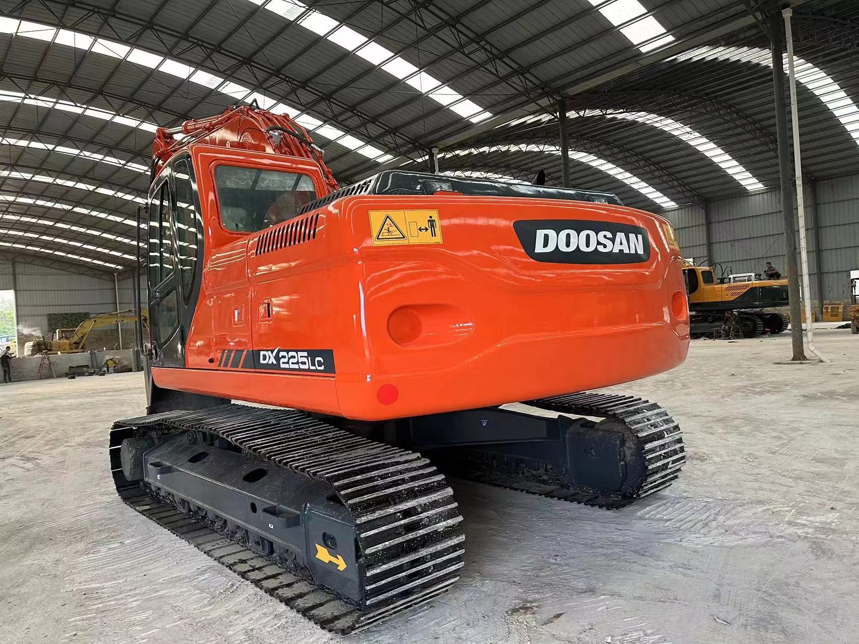 Doosan DX225 Used Backhoe Excavator 22 Ton SecondHand Digger With 1.28 Bucket Capacity