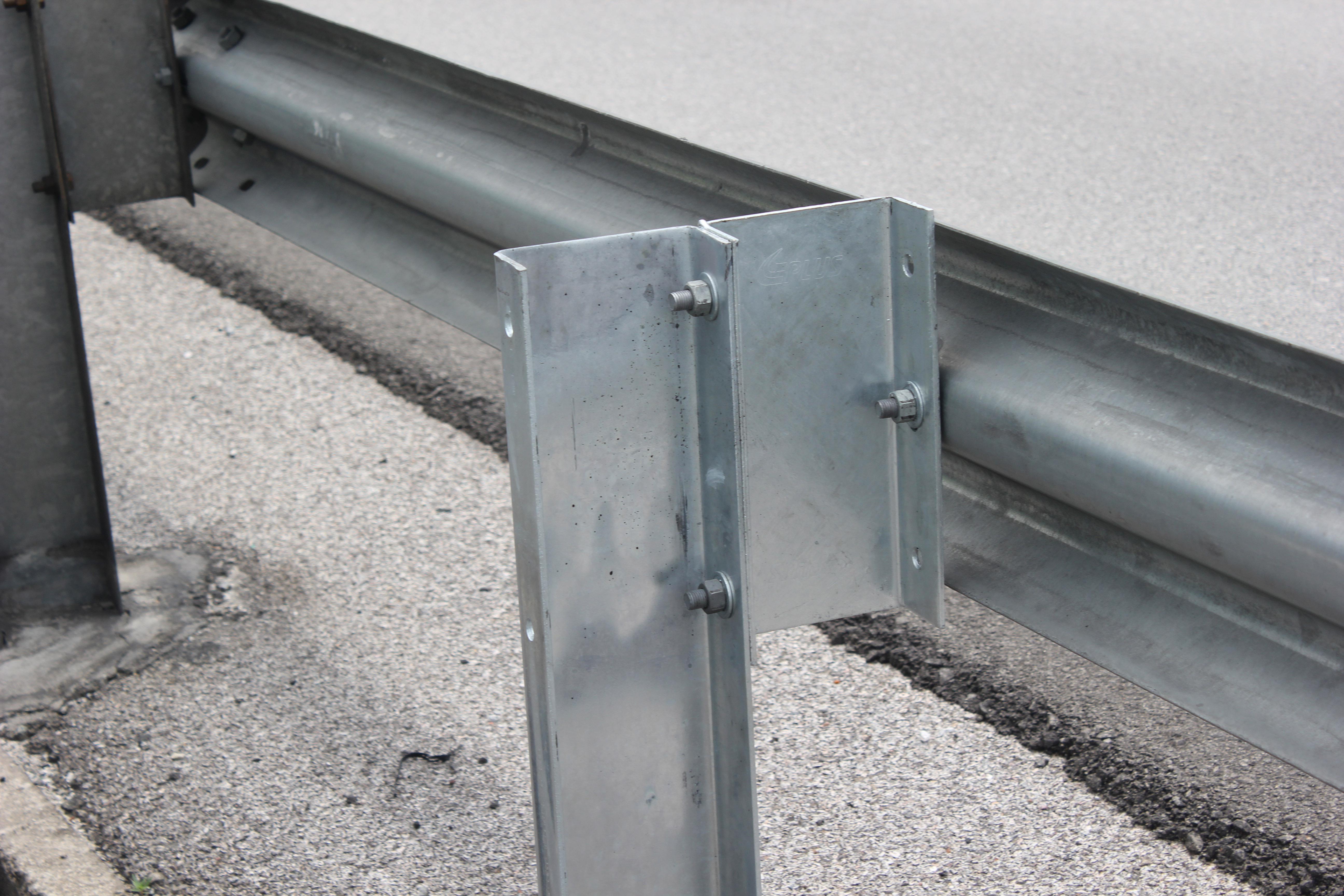 Highway Road Vehicle Barrier Galvanized Powder Coated Thrie Beam W Beam Guardrail