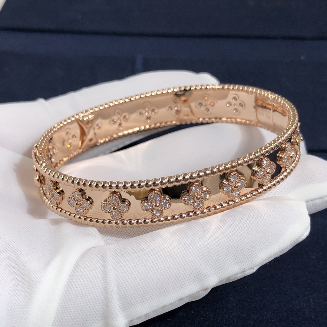 Customization Gorgeous 18k Gold Van Cleef & Arpels PerléE Clovers Bracelet Small Model