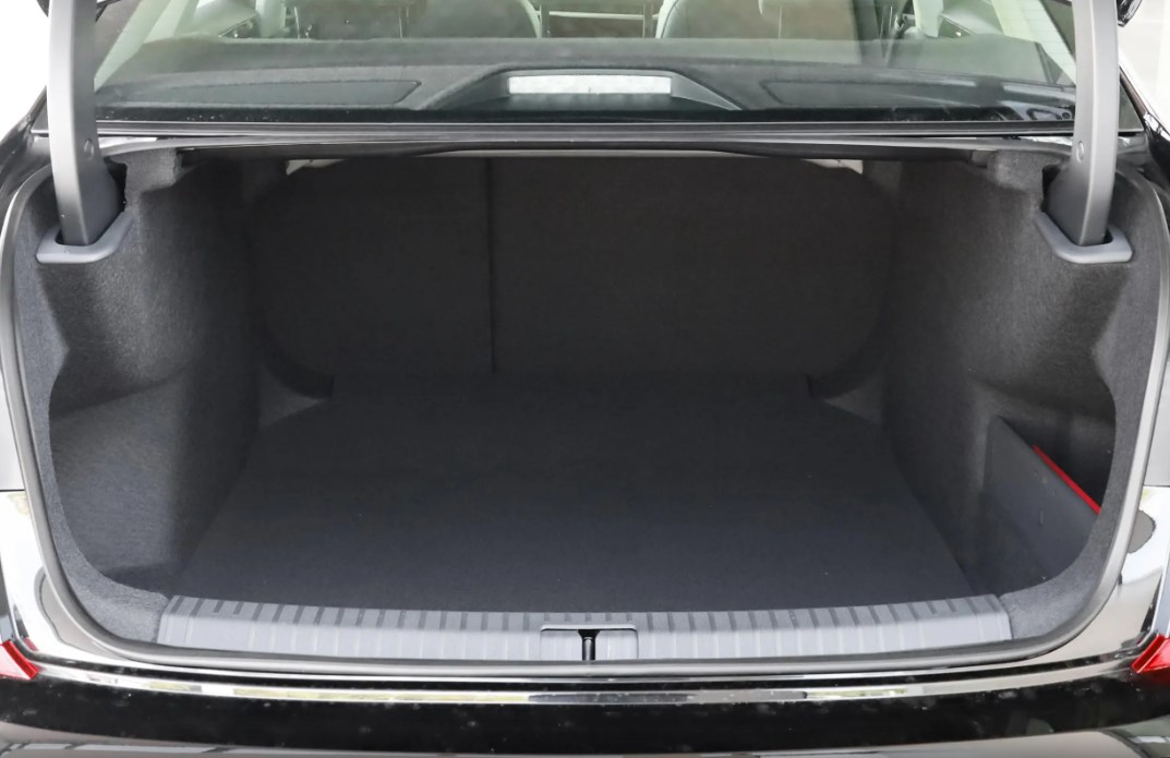 VW Pa-ssat 330TSI LED IQ. Light 2.0T Turbo 2023 Euro VI Sedan with Integral Body Cabin Structure and Electric Leather ACC