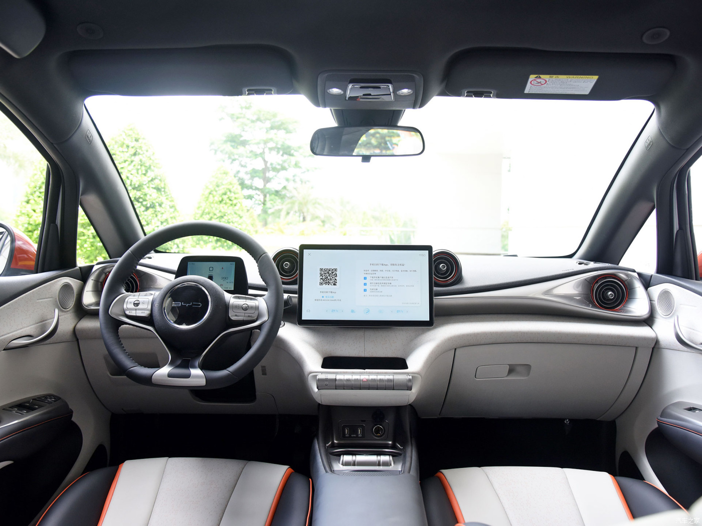 The China-made five-door five-seat new-energy hatchback BYD Dolphin has a range of 405 kilometers used car
