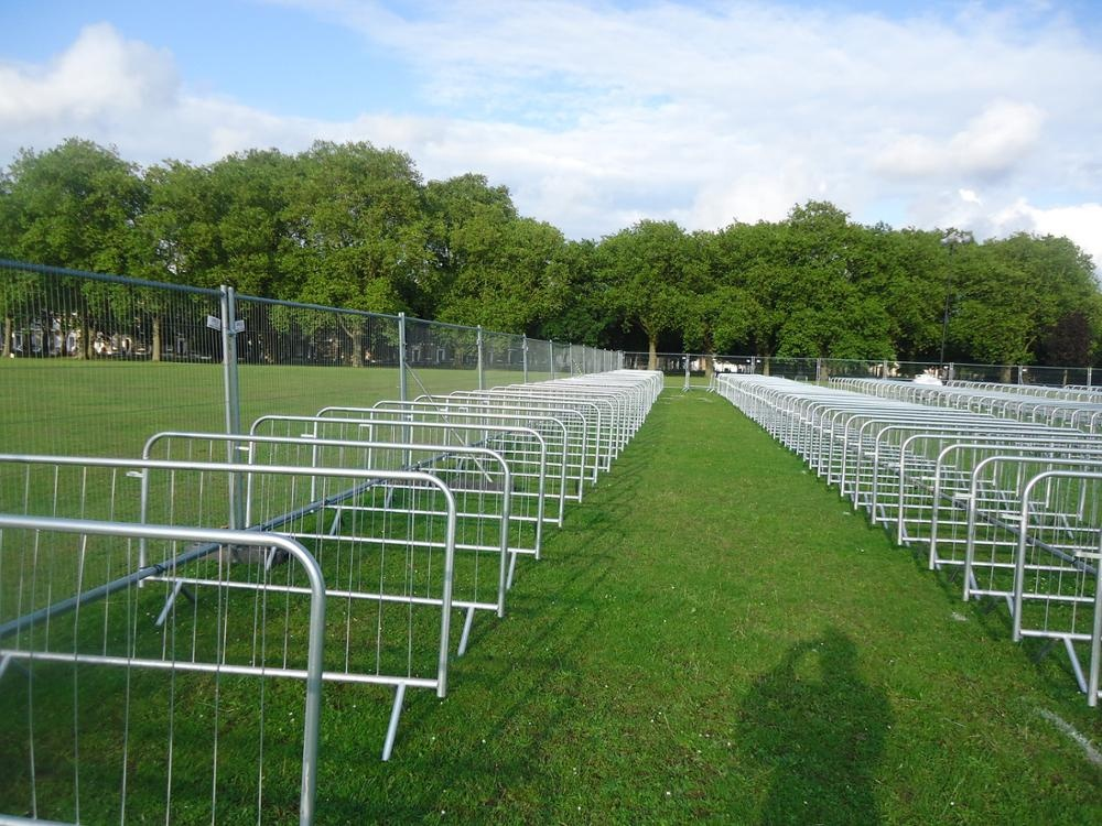 Activity Crowd Control Pedestrian Barrier With Fence Post Caps And 6.5' 8.5' Panel Length