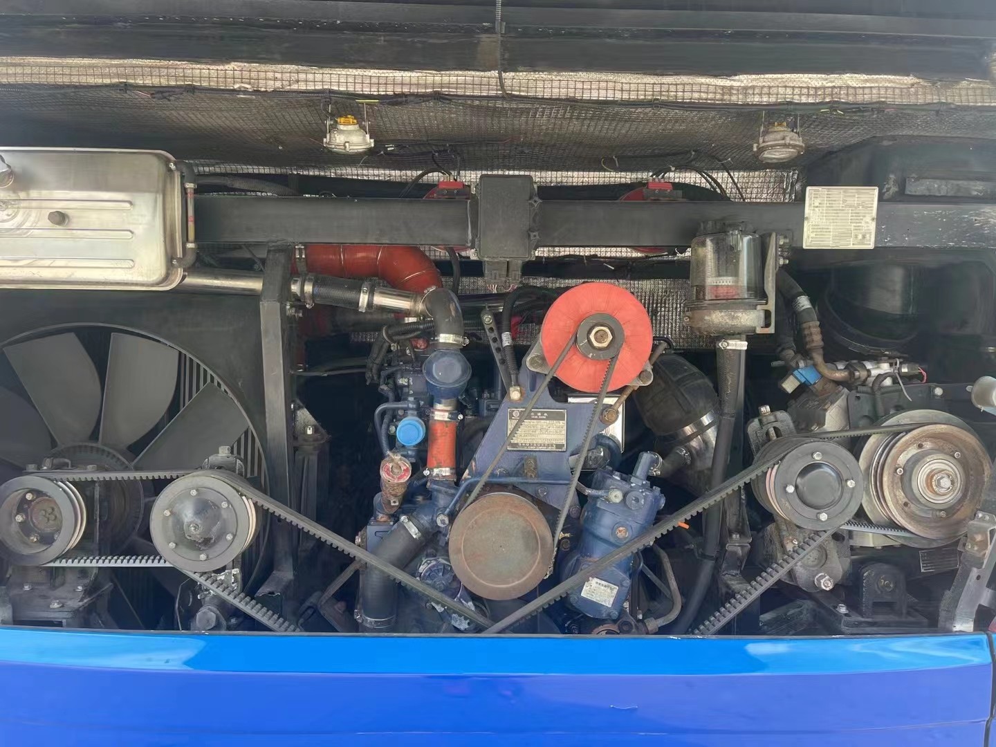 Used Travel Bus 32 Seats Weichai Engine 336hp Middle Door Luggage Rack LHD/RHD 2nd Hand Yutong Bus ZK6122