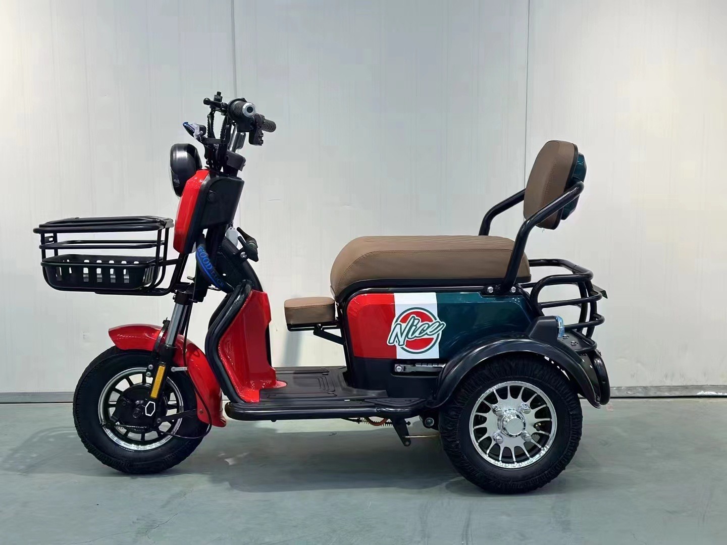 THE NEW SMALL ELECTRIC TRICYCLE BRINGS ITS OWN BABY TO THE HOME TO PICK UP CHILDREN LEISURE ELECTRIC TRICYCLE