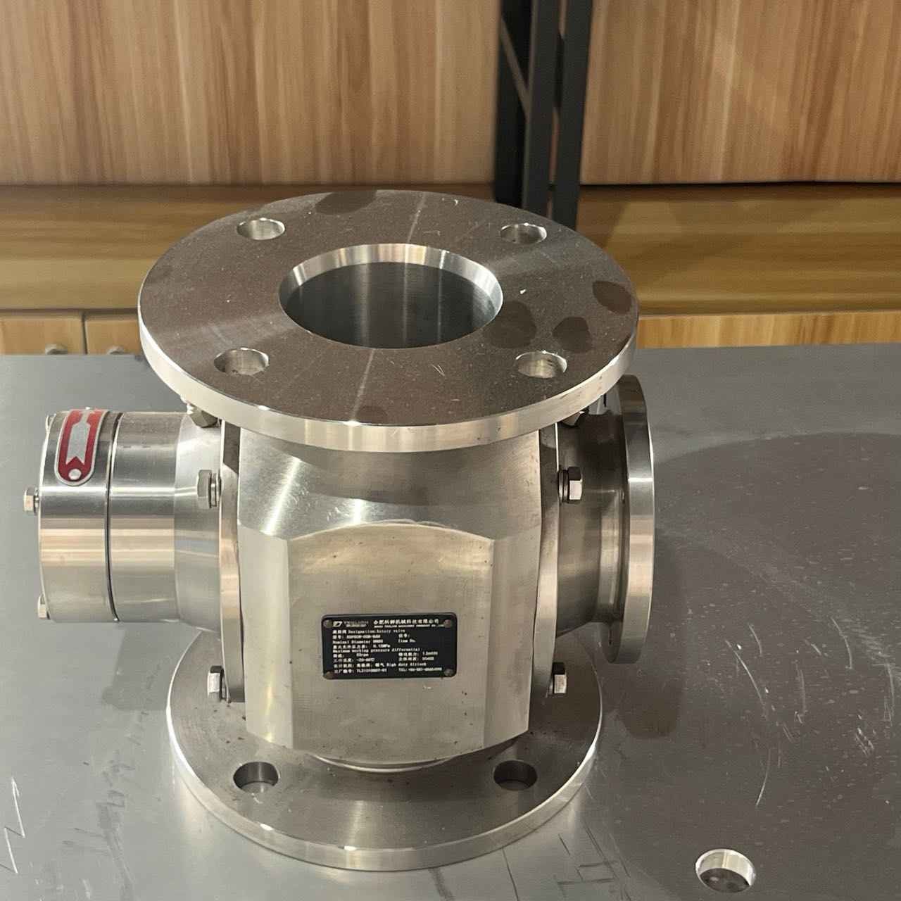 Stainless steel rotary valve for conveying food and drug powders