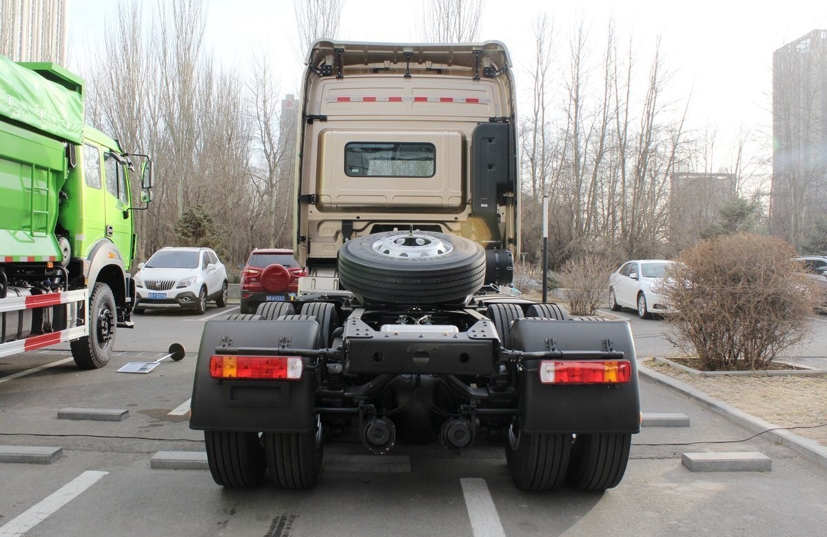 Low Cost Beiben 4x2 Diesel Tractor Truck Superior Performance For Heavy Loads