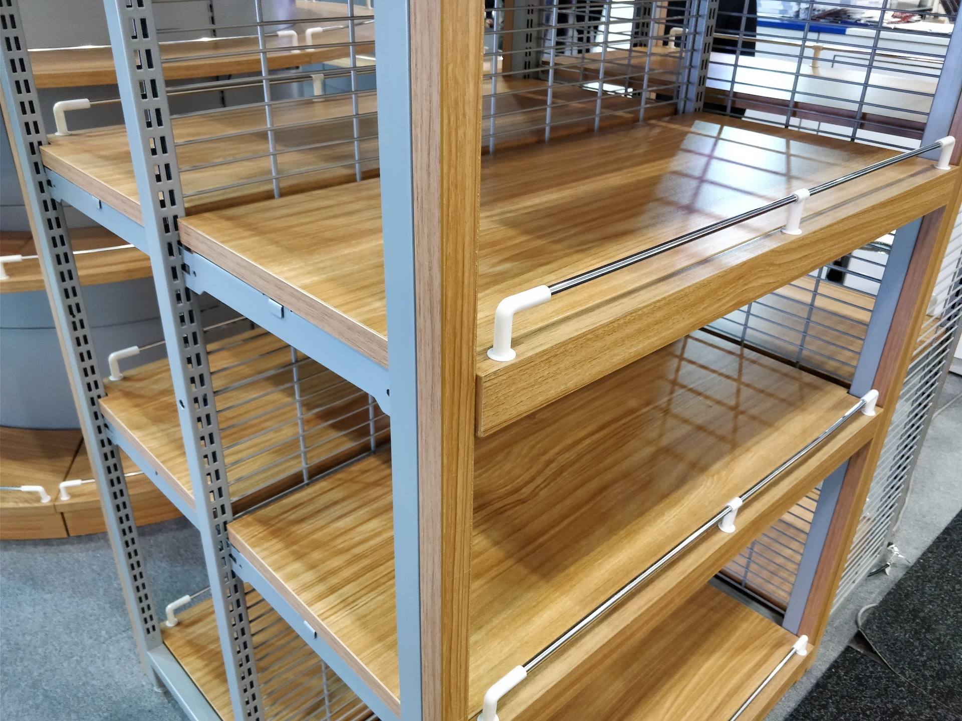 Long Life Spend Steel And Wood Shelves Customized Size For Convenience Store