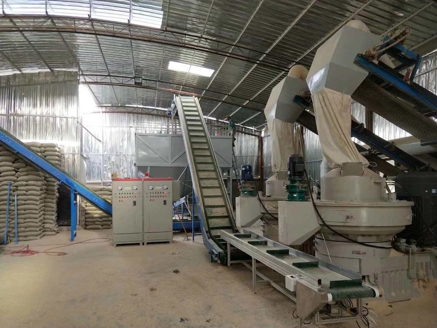 90kw Wood Pellet Machine 1-1.5t/H ring die Wood Pellet Making Machine